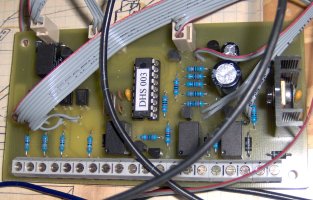 Osazen alarm DHS003 ve spleti drt k LEDkm, pvody k telefonu a kd. zmku jsem vyeil pevrtnm ploku pomoc konektor se zmkem