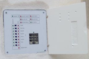 Pohled na hotové dílo, alarm zazděný, ještě je potřeba vymalovat zeď a drobné kosmetické úpravy po instalaci (úklid)